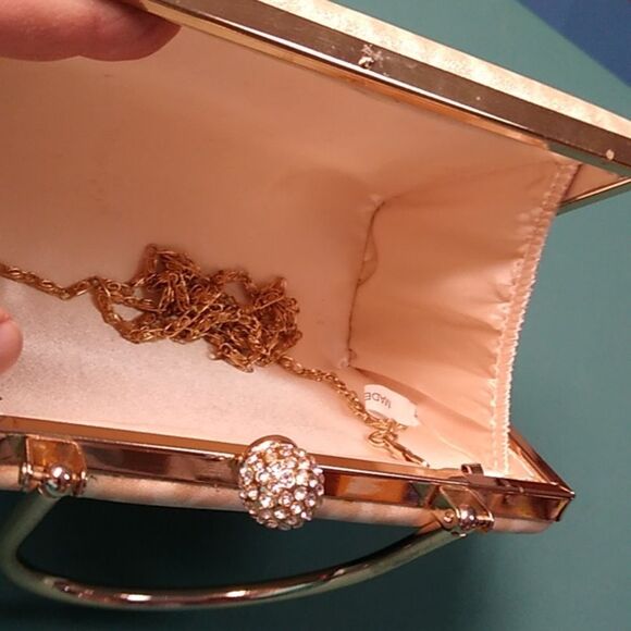 Pill Box Clutch/Wristlet or Shoulder Bag Gold Tone Metal Wedding Prom - Picture 3 of 7